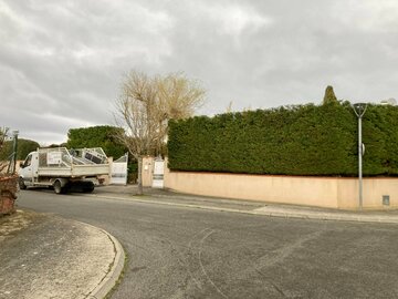 Rabattage d'une haie de Cyprès à Lauzerville